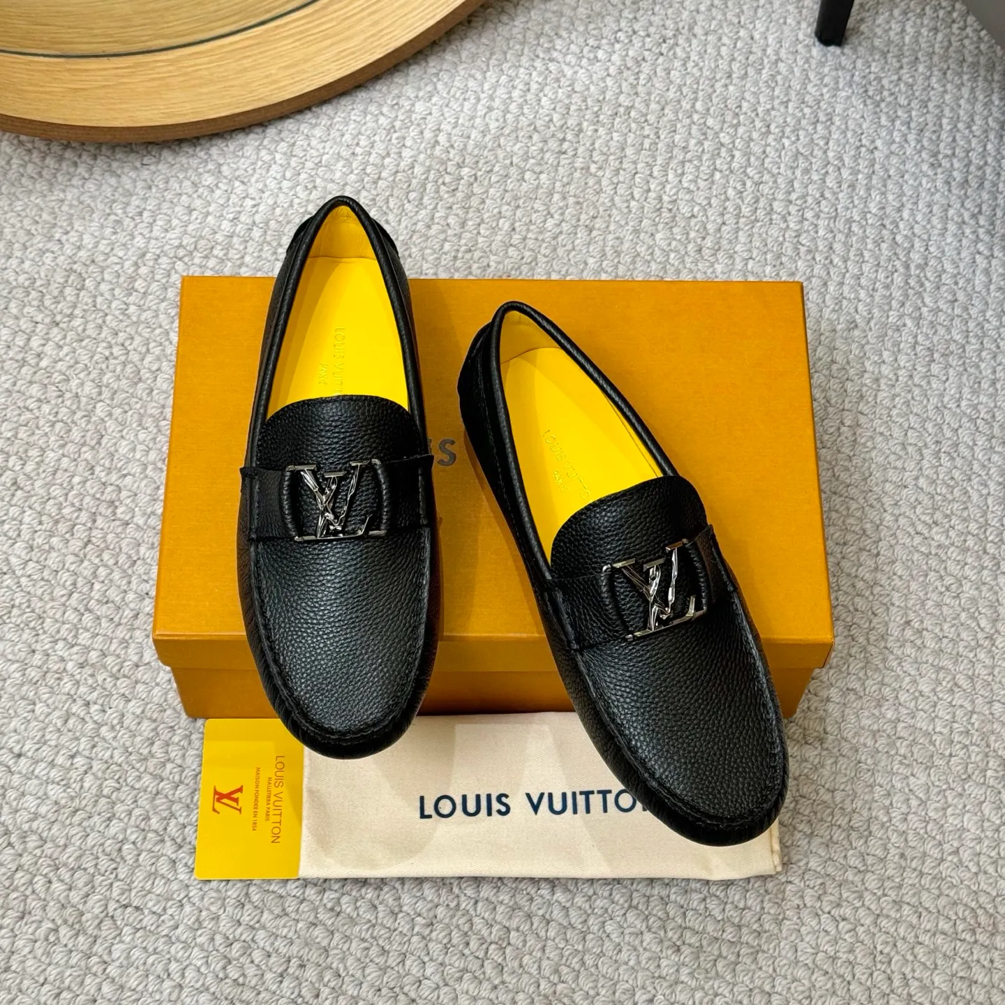 Men's men's shoes 💰420 (Yangli) LV 2⃣️0⃣️2⃣️5️⃣Spring and summer counter GLORIA series models ✈️Original factory special leather production, original last type. A classic driving slip-on casual shoe that shows an elegant style with exquisite craftsmanship details such as Monogram embossing all over the upper🌀Italian imported calfskin fabric Sheepskin foot pads➕Inside～Private mold replica sole Unique style Comfortable driving slip-on Size: 4-12 (38-46) Comes with [Counter packaging: original box, wrapping paper, card, instruction manual, shoehorn, cloth bag] No pressure to enter and leave the counter!